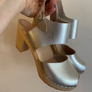 Bryr Miranda Peep Toe Clogs - in White Gold ✨ Brand new ✨ never worn ✨